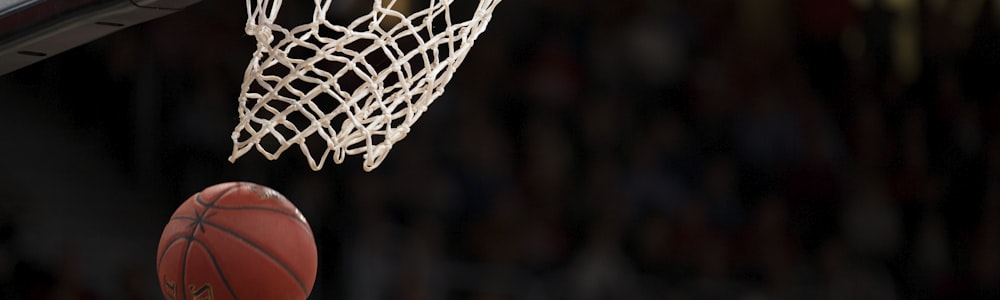 NBA篮球赛湖人队与掘金队激烈对抗的直播画面