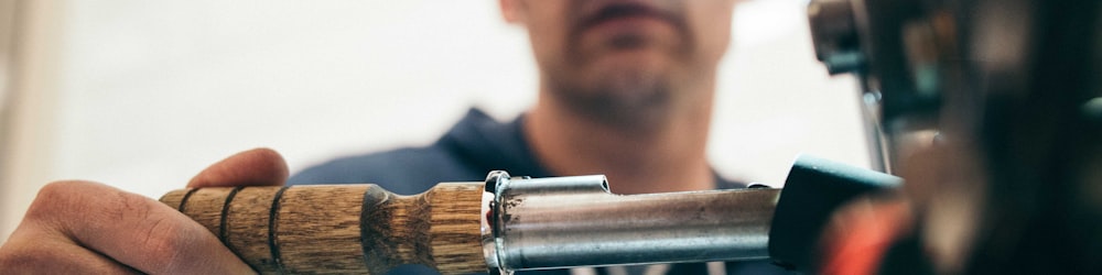 篮球运动员勒布朗詹姆斯在比赛中突破上篮的精彩瞬间