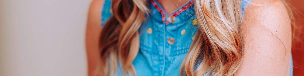 足球运动员姆巴佩在新闻发布会宣布转会皇家马德里的现场照片